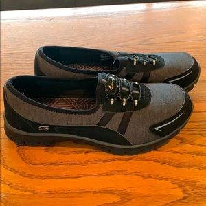 Black and gray Skechers